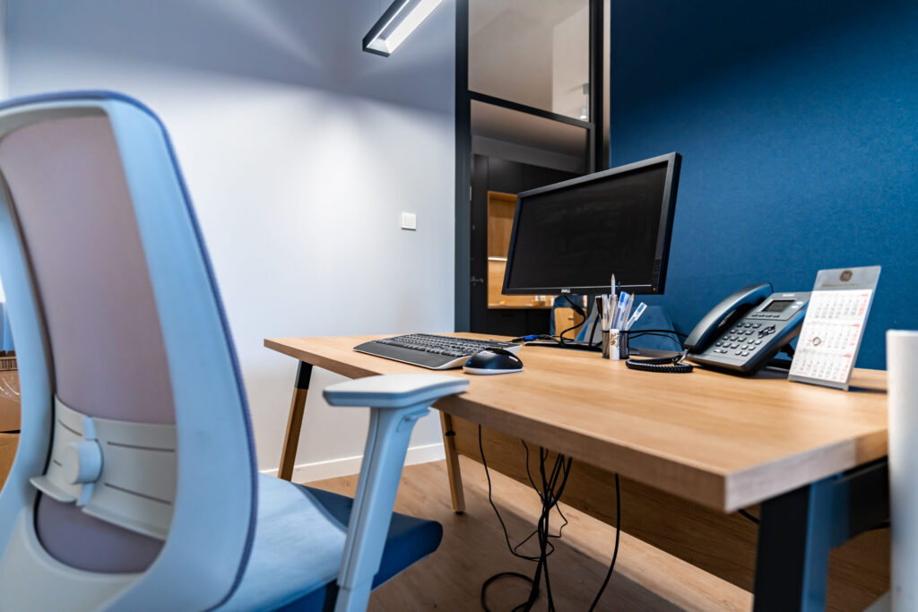 Jak zaprojektować komfortowe stanowisko pracy w coworkingu i w domu?